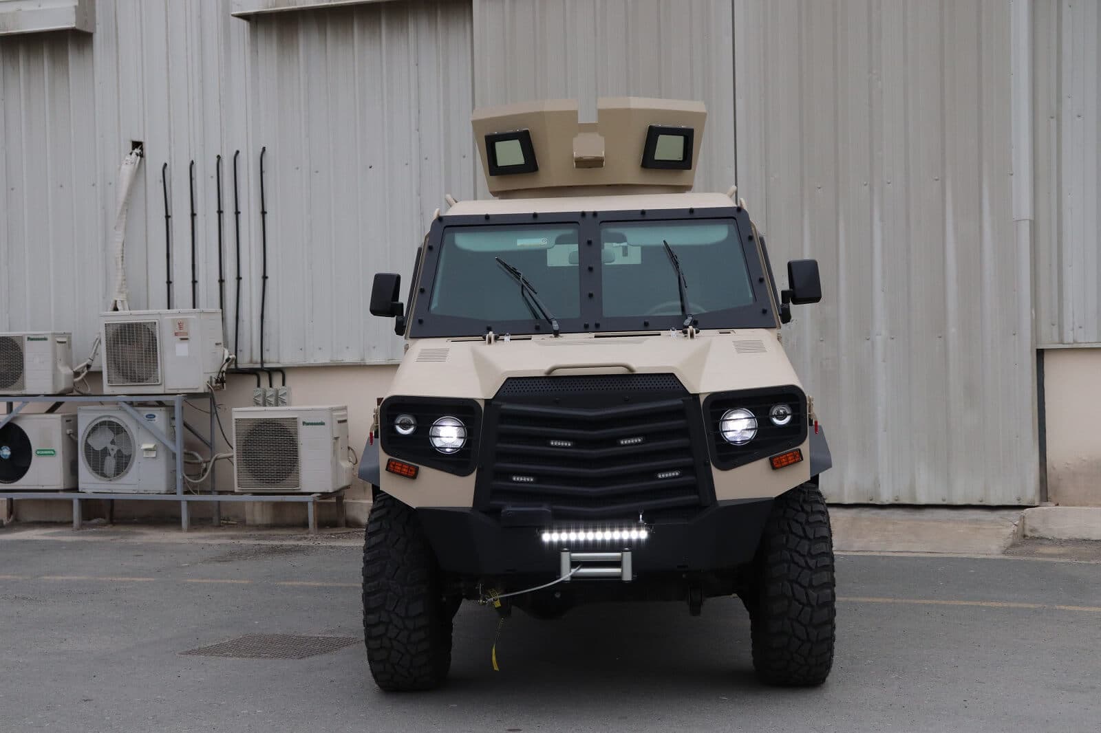 APC 6x6 (Tygra) blindé - vue avant, éclairage extérieur