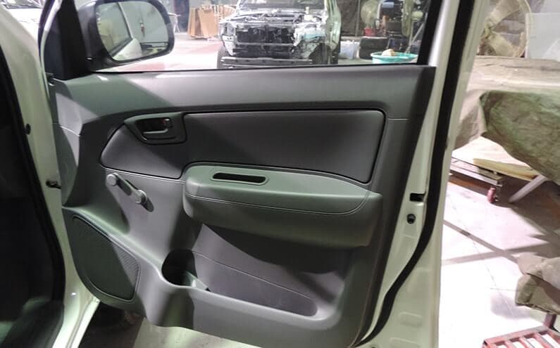 Toyota Land Cruiser blindé - porte ouverte, détail du blindage