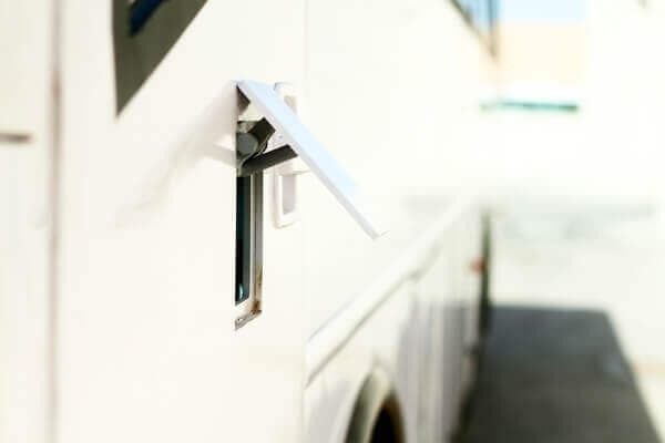 Ashok Leyland Falcon مصفحة مع مزلاج الباب