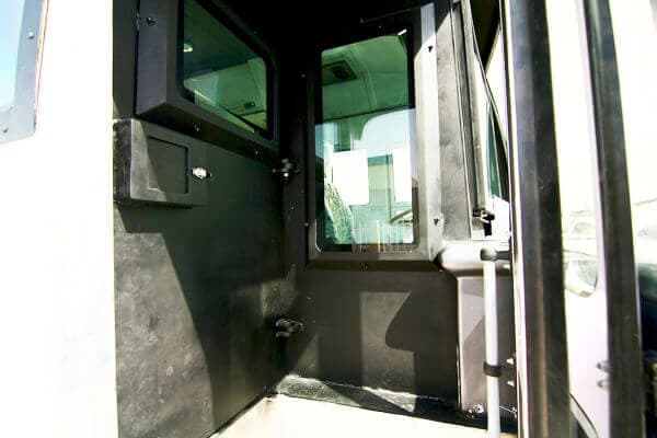 Ashok Leyland Falcon مصفحة مع نافذة مدرعة