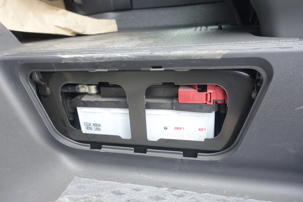 Toyota Hiace 3.5L بيضاء مصفحة من الأمام بزاوية جانبية