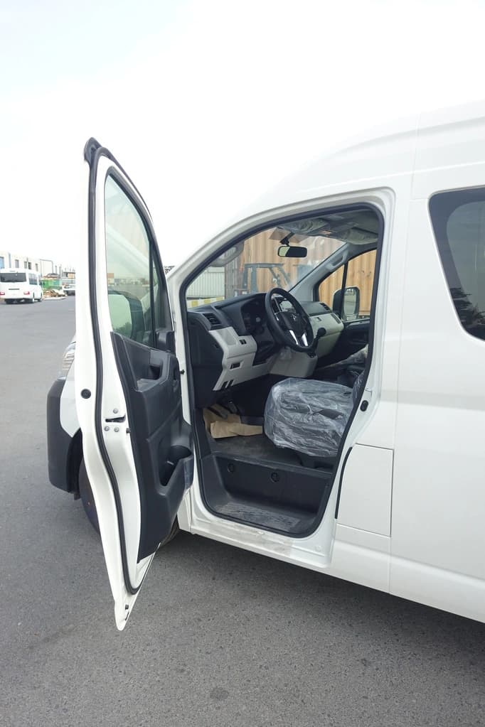 Toyota Hiace 3.5L بيضاء مصفحة من الجانب الأيسر