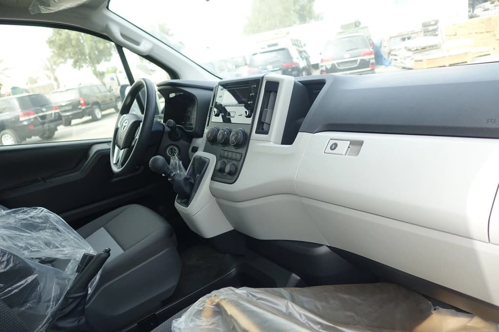 Toyota Hiace 3.5L بيضاء مصفحة مع أبواب الركاب مفتوحة