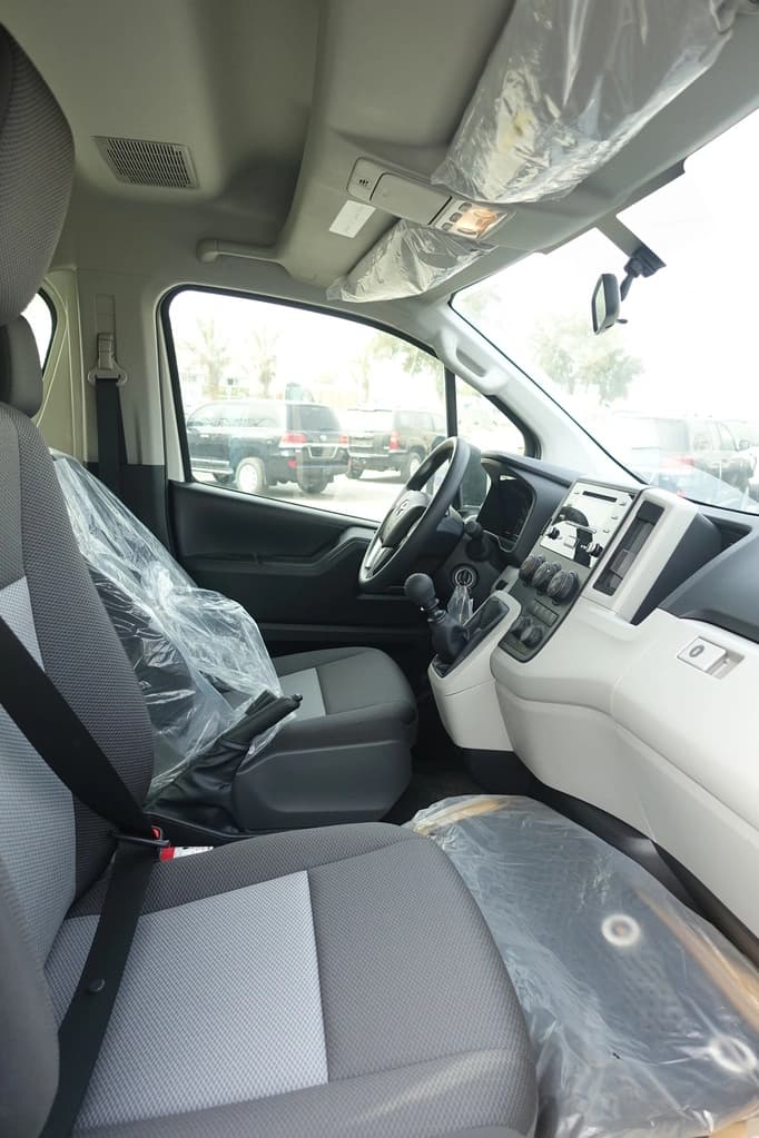 Toyota Hiace 3.5L بيضاء مصفحة بمقصورة الركاب