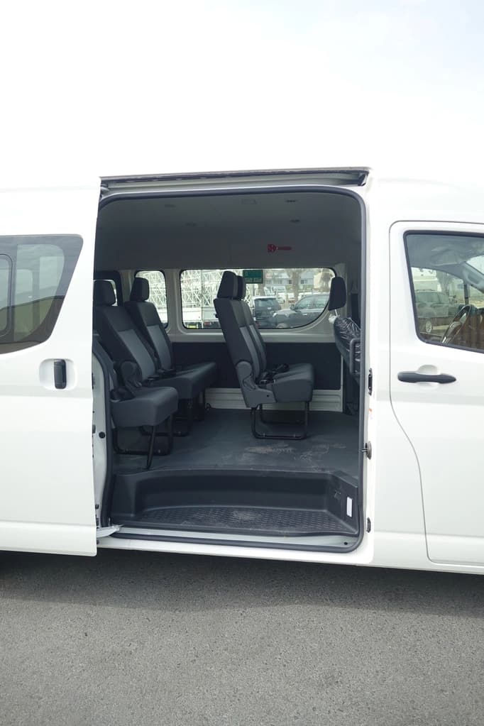 Toyota Hiace 3.5L بيضاء مصفحة مع تفاصيل المقصورة