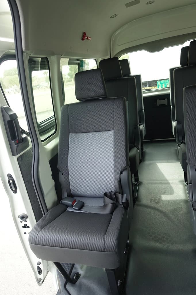 Toyota Hiace 3.5L بيضاء مصفحة مع لوحة القيادة