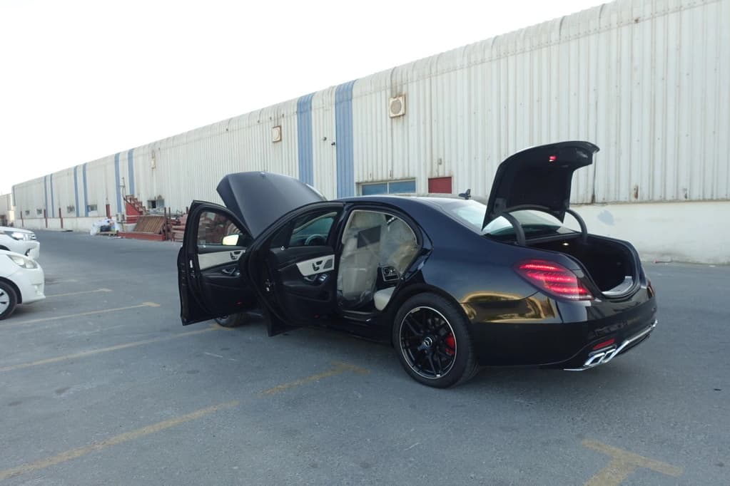 Mercedes-Benz S550 سوداء مصفحة مع باب السائق مفتوح