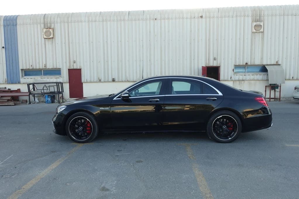 Mercedes-Benz S550 سوداء مصفحة مع مقعد السائق