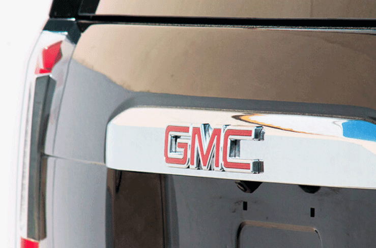 GMC Yukon Denali مصفحة مع شعار GMC