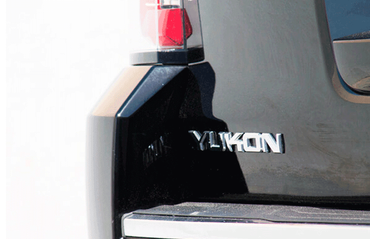 GMC Yukon Denali مصفحة مع شعار Denali