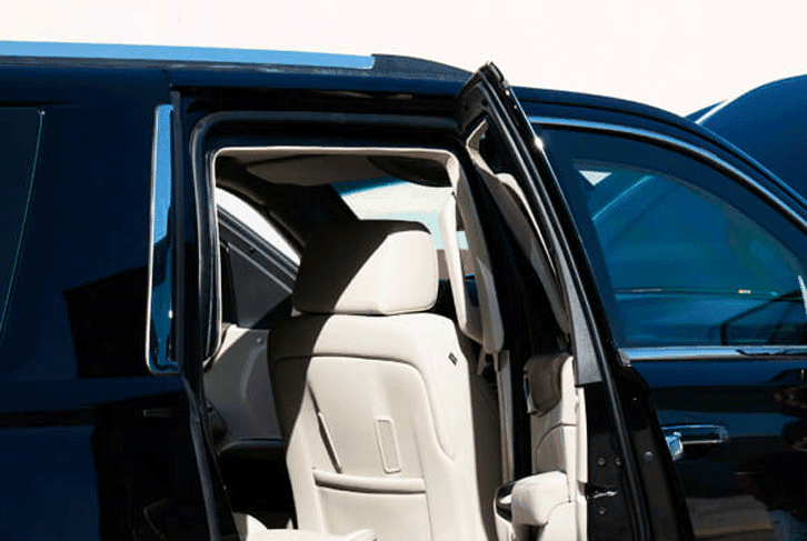 GMC Yukon Denali مصفحة مع باب الراكب الأيمن مفتوح