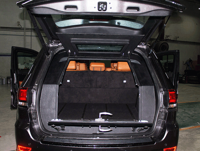 GMC Yukon Denali مصفحة مع الصندوق الخلفي مفتوح