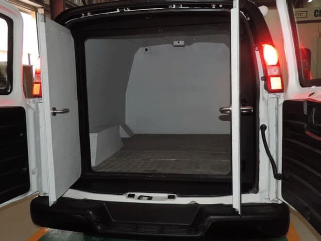 GMC Savana blindé - coffre ou compartiment arrière, détail du blindage, configuration transport de fonds 11