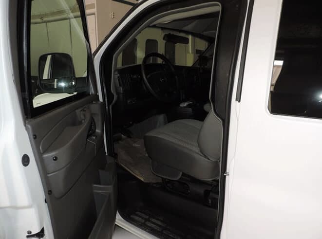 GMC Savana blindé - poste conducteur, porte ouverte, configuration transport de fonds