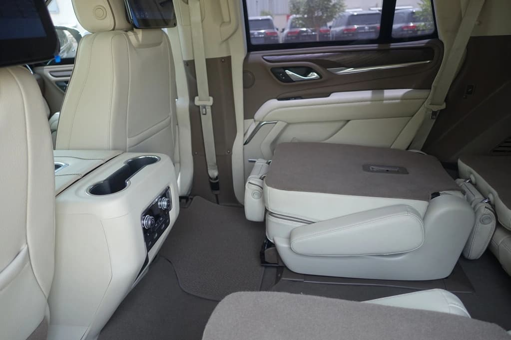 GMC Yukon Denali سوداء مصفحة مع مقعد خلفي مطوي