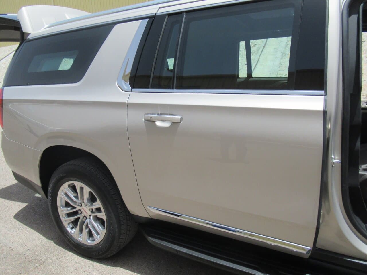 GMC Yukon blindé - sièges passagers, porte ouverte