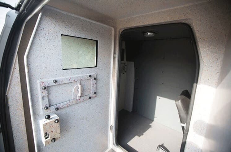 Hyundai H - 1 blindé - intérieur, porte ouverte