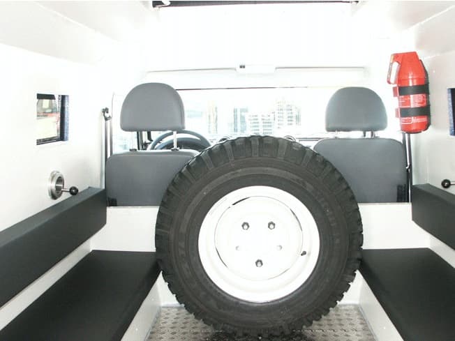 Land Rover Defender مصفحة مع مساحة داخلية وإطار احتياطي