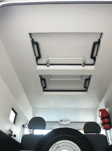 Land Rover Defender مصفحة مع داخلية المركبة