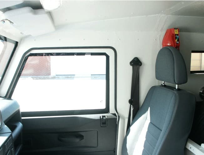 Land Rover Defender مصفحة مع مقعد الراكب