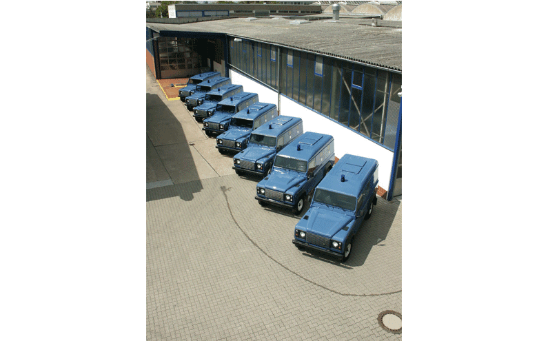 Land Rover Defender مصفحة بمنظر خارجي رئيسي