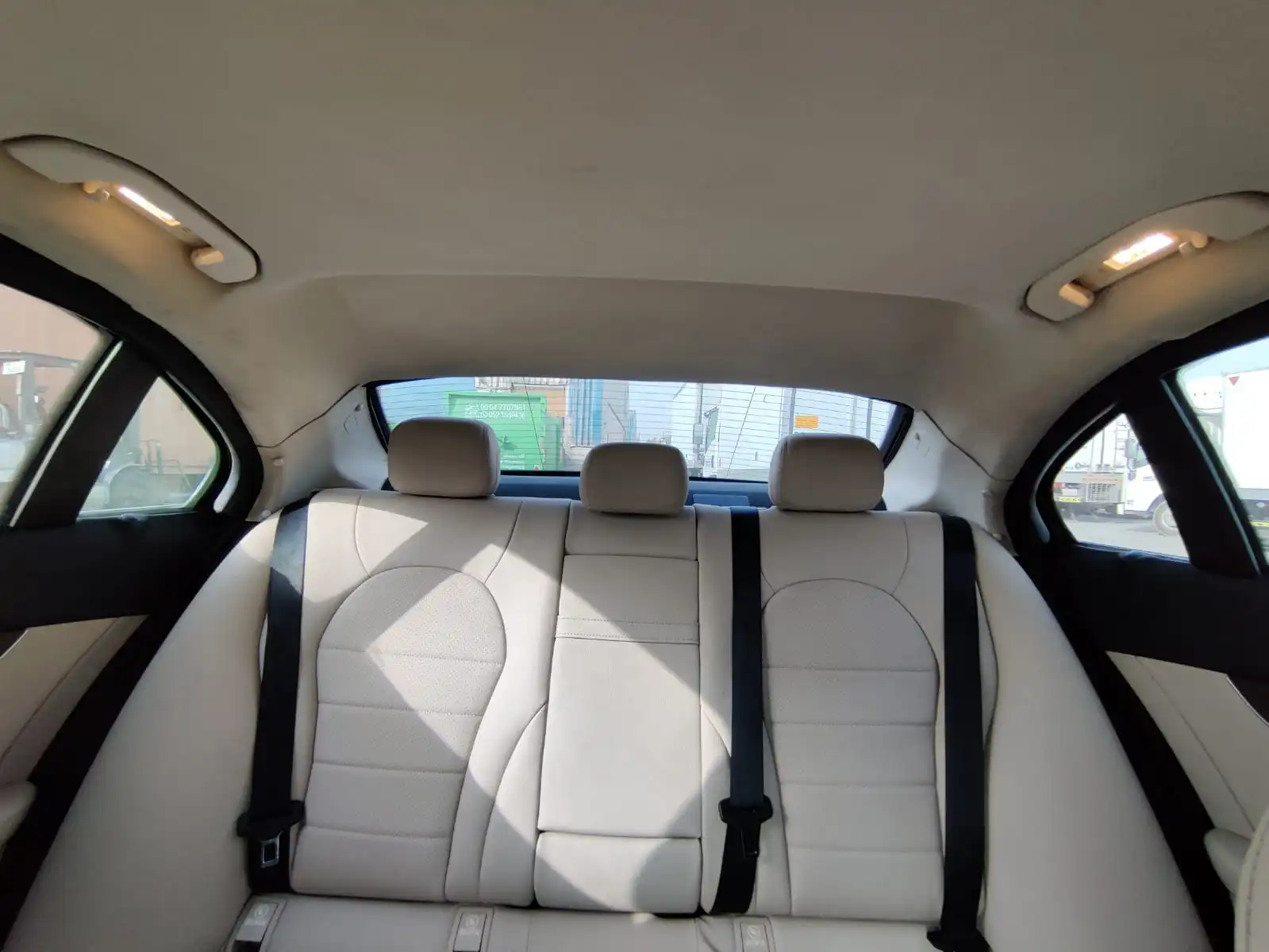 Mercedes-Benz C300 2.0L - Black blindé - vue arrière, sièges passagers