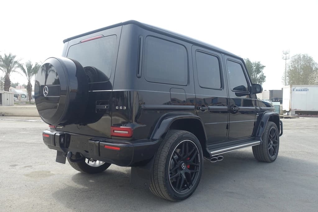 Mercedes-Benz G63 AMG سوداء مصفحة من الخلف بزاوية يسار