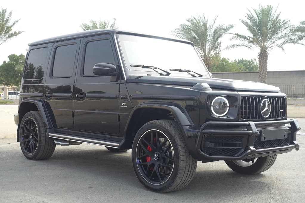 Mercedes-Benz G63 AMG سوداء مصفحة من الأمام واليسار