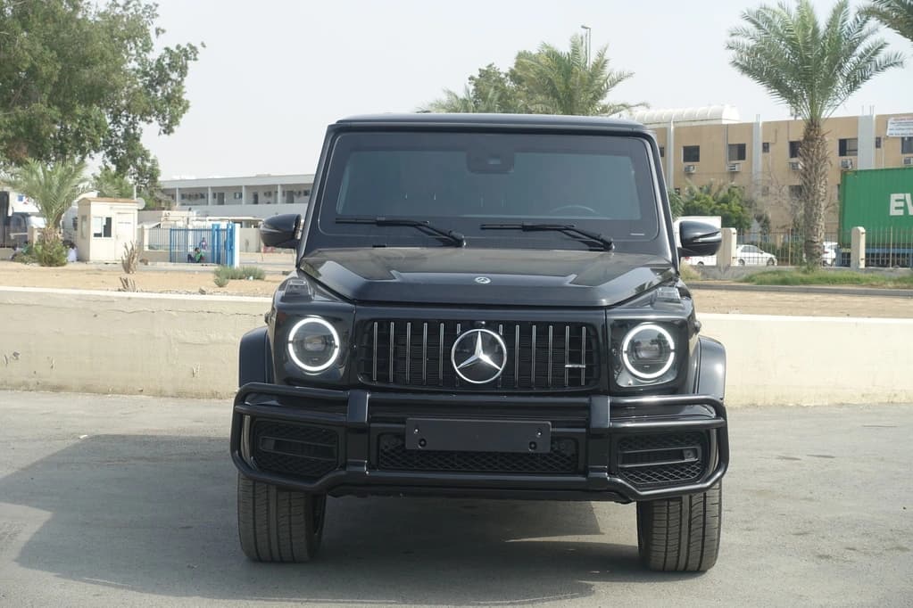Mercedes-Benz G63 AMG سوداء مصفحة بمنظر أمامي
