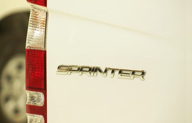 Mercedes-Benz Sprinter مصفحة مع شعار خلفي
