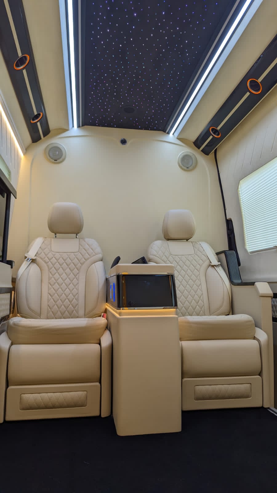 Mercedes-Benz Sprinter blindé - vue arrière, sièges passagers, éclairage extérieur