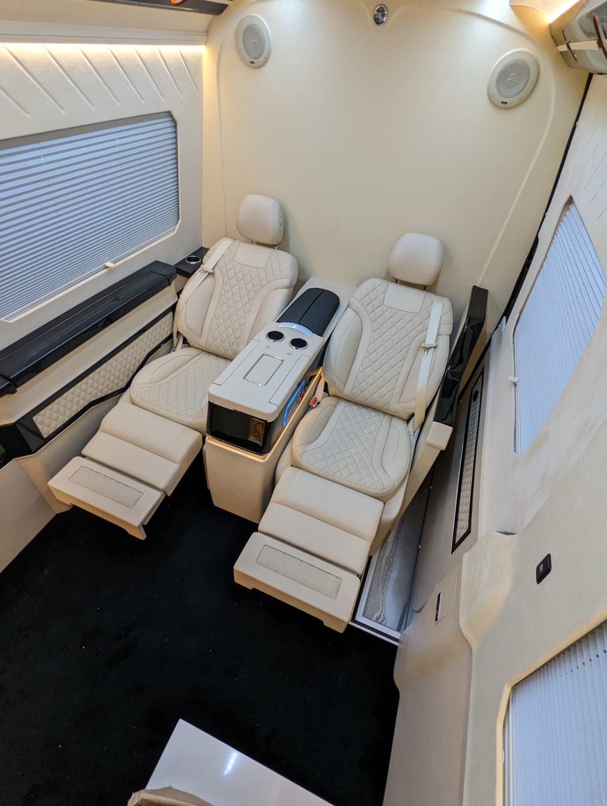 Mercedes-Benz Sprinter blindé - vue arrière, sièges passagers 8