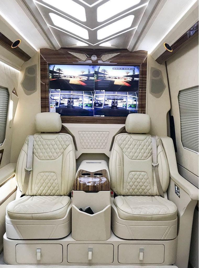Mercedes-Benz Sprinter blindé - vue arrière, sièges passagers, écrans intérieurs