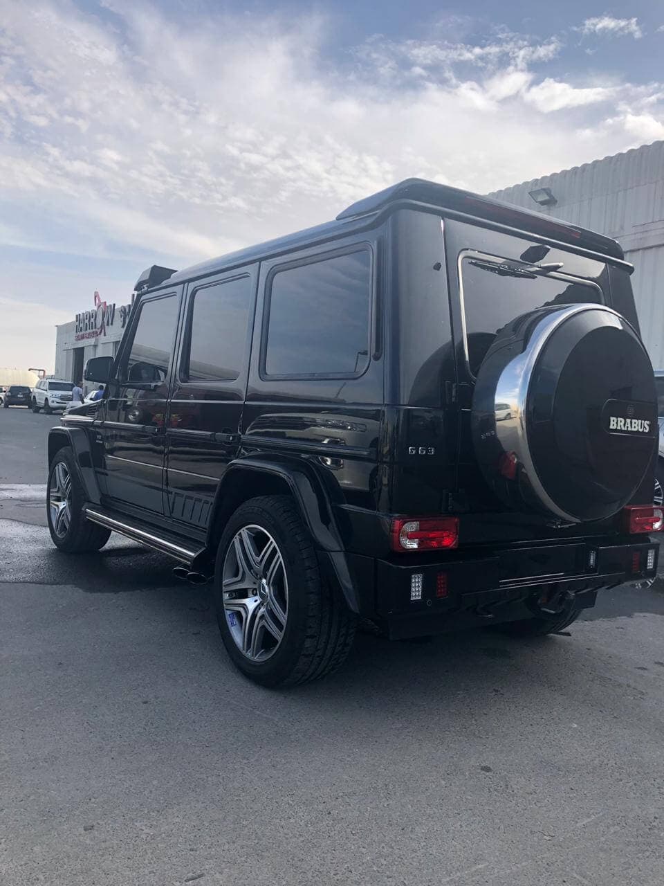 Mercedes-Benz G63 Brabus مصفحة من الخلف بزاوية يمين