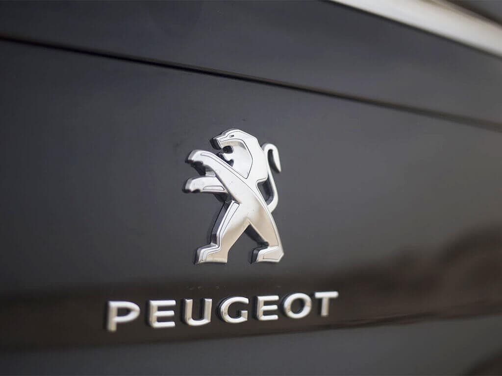 Peugeot 508 armored sedan exterior logo detail