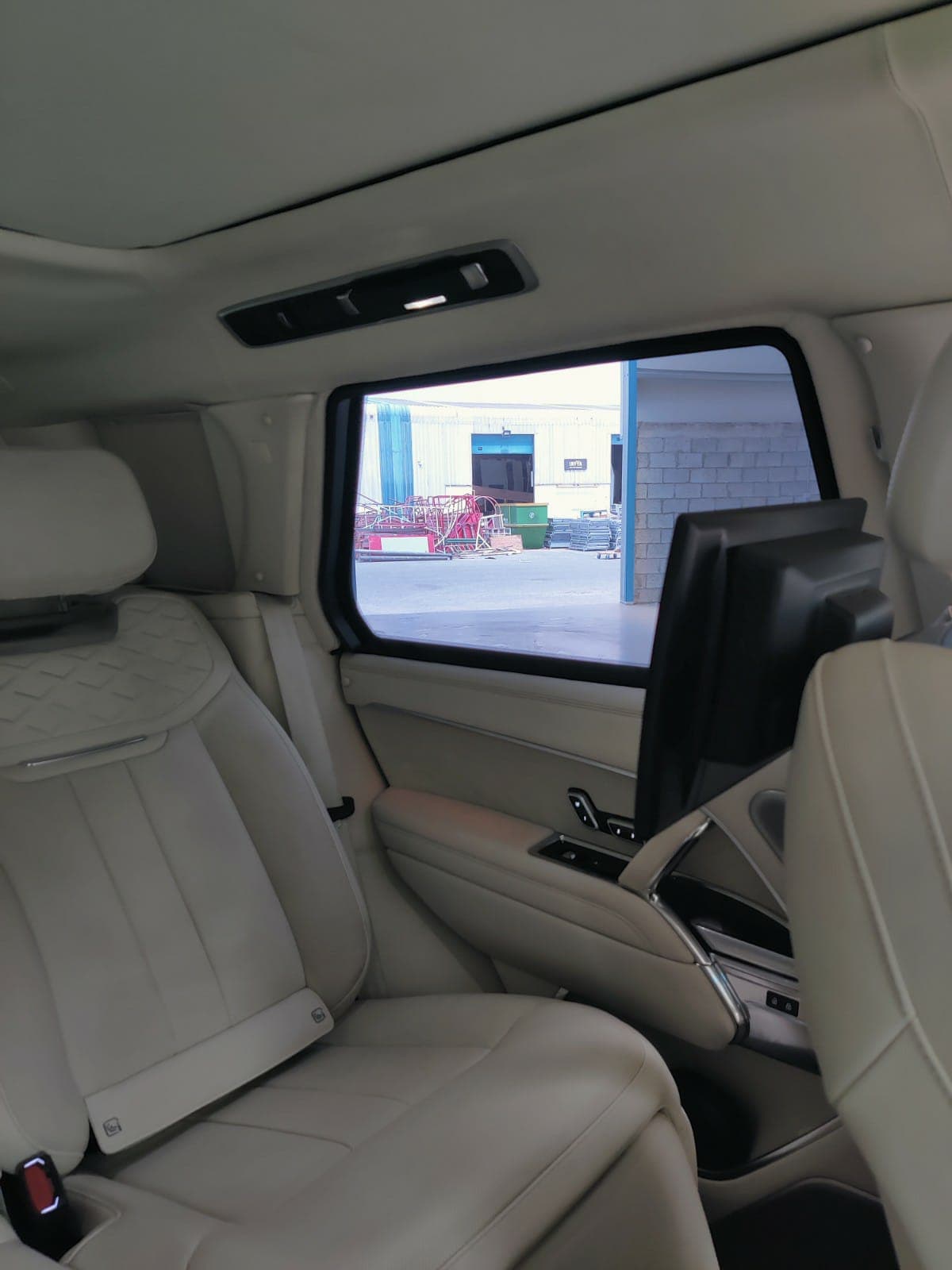 Range Rover SV 4.4L - Black blindé - vue arrière, sièges passagers, vitrage balistique