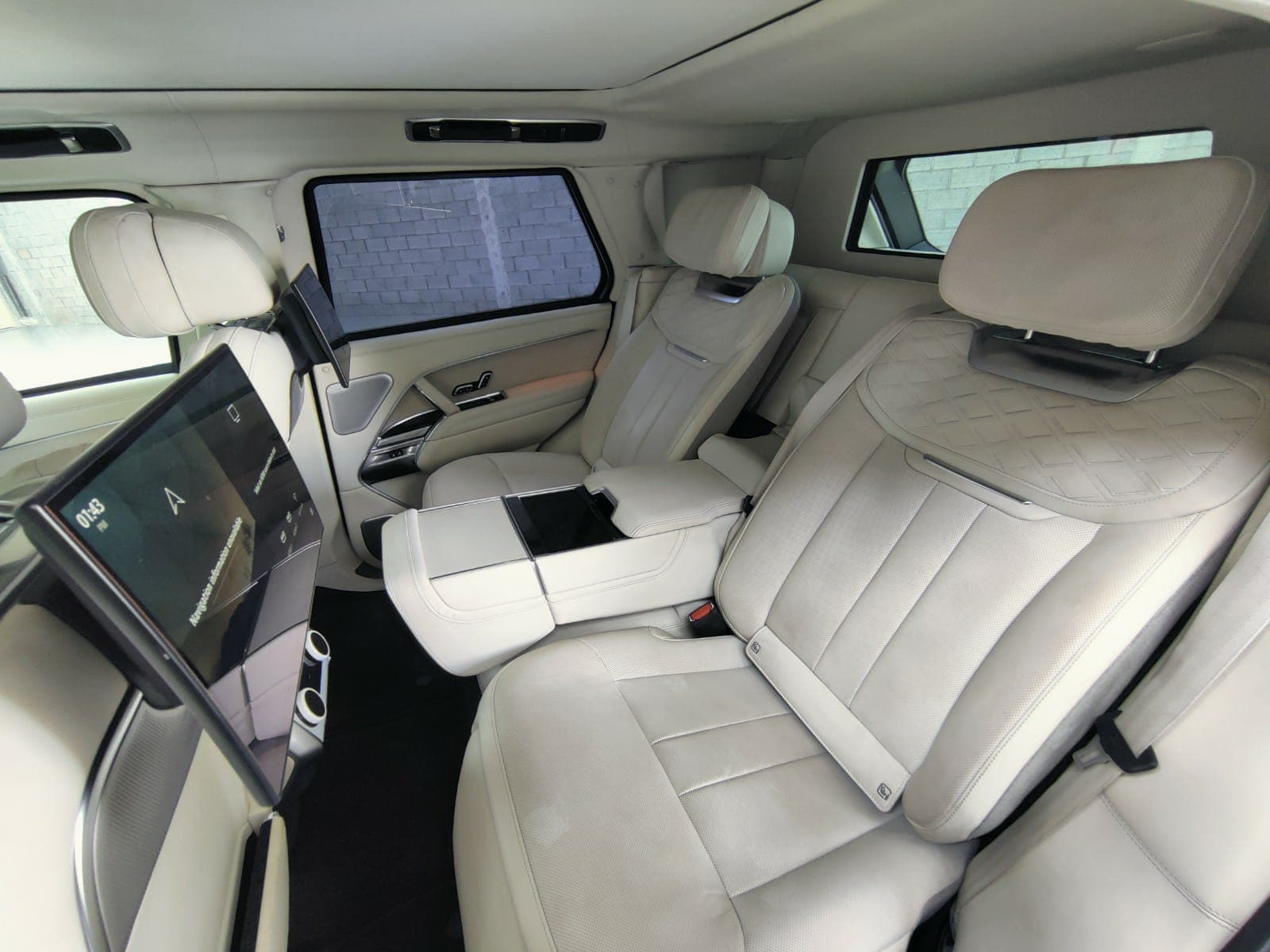 Range Rover SV 4.4L - Black blindé - vue arrière, sièges passagers 6