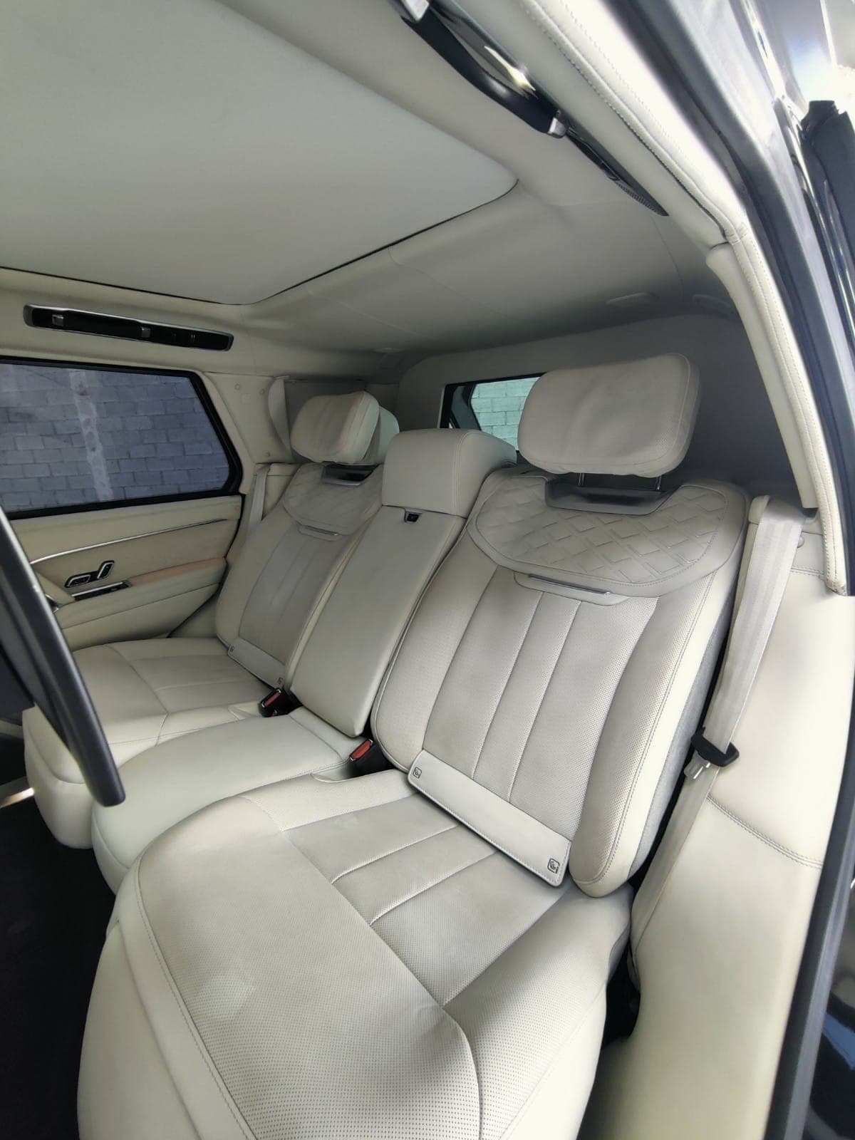 Range Rover SV 4.4L - Black blindé - vue arrière, sièges passagers