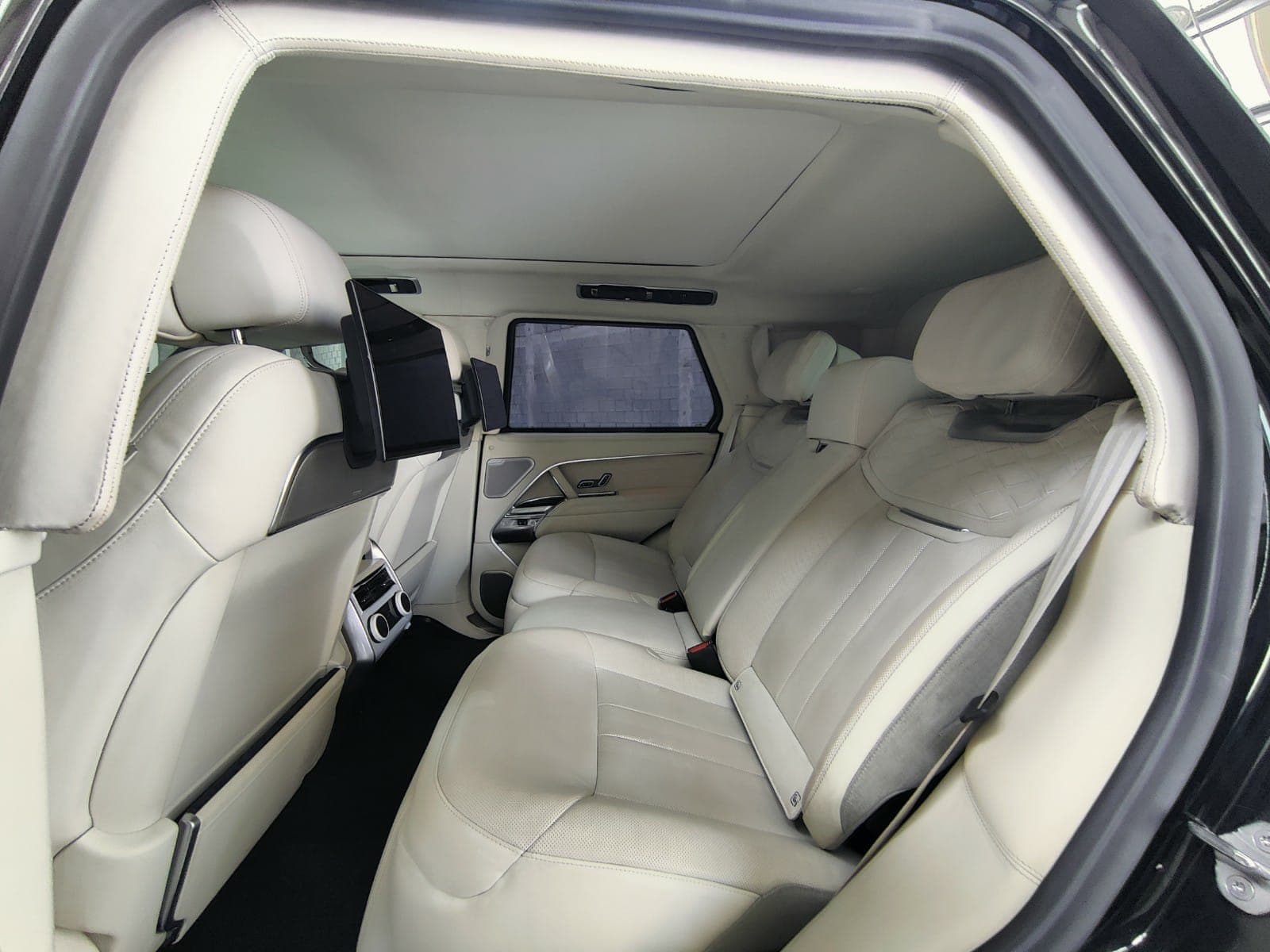 Range Rover SV 4.4L - Black blindé - vue arrière, angle trois-quarts, sièges passagers