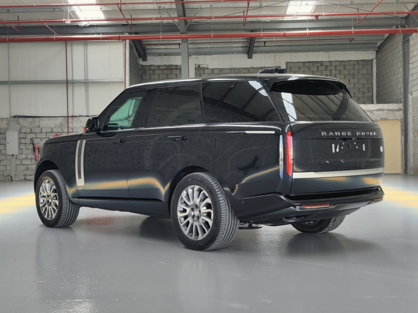 Range Rover SV 4.4L - Black blindé - vue arrière, côté gauche, angle trois-quarts