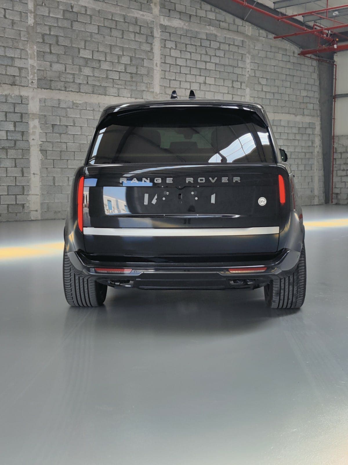 RANGE ROVER SV 4.4 L- BLACK - back view lights on