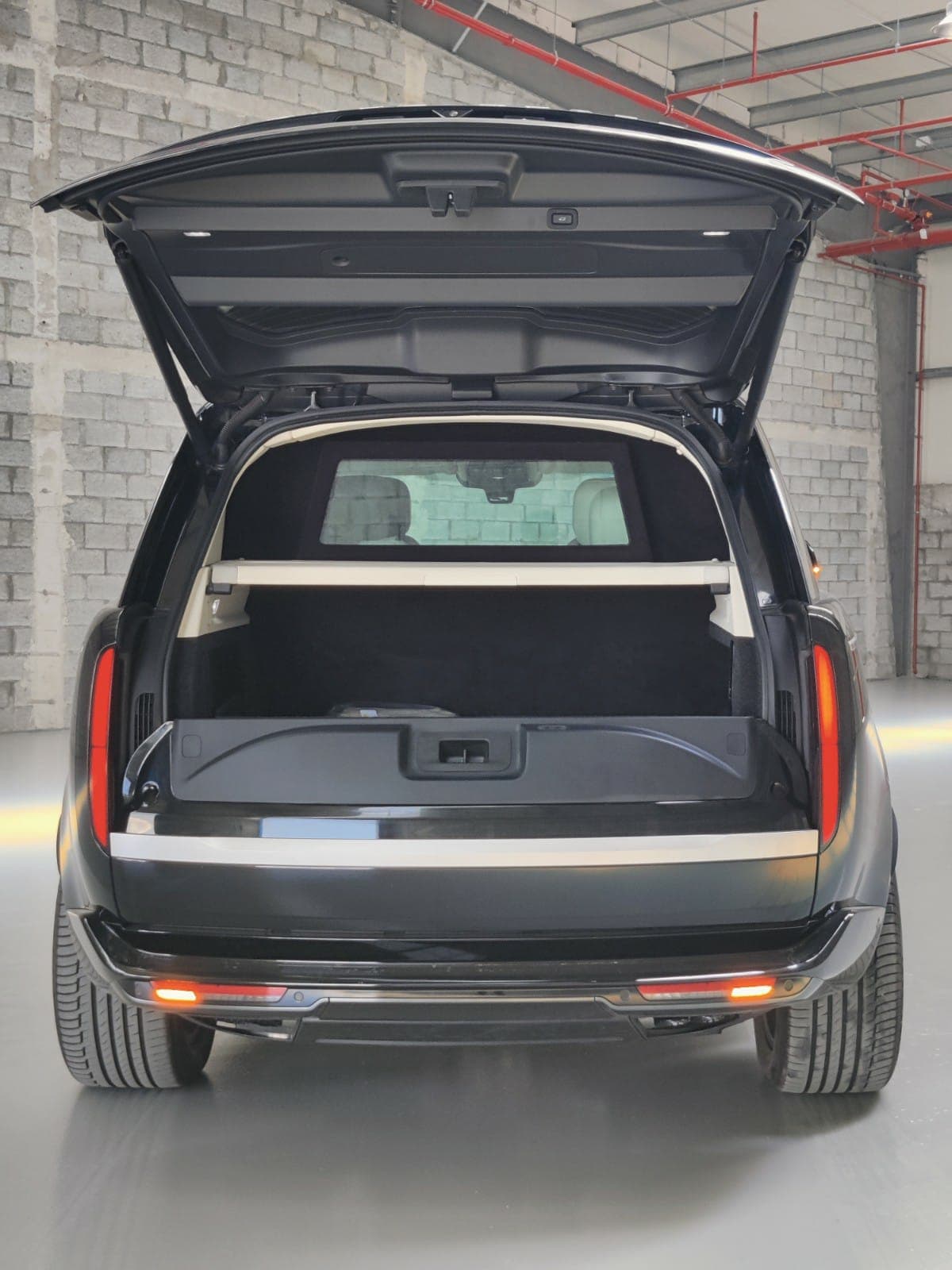 Range Rover SV 4.4L - Black blindé - vue arrière, coffre ou compartiment arrière