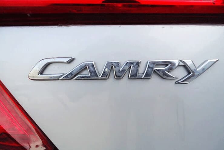 Toyota Camry مصفحة مع شعار خارجي