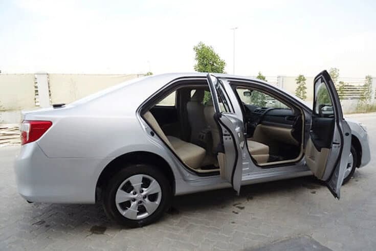 Toyota Camry مصفحة مع أبواب الجانب الأيمن مفتوحة