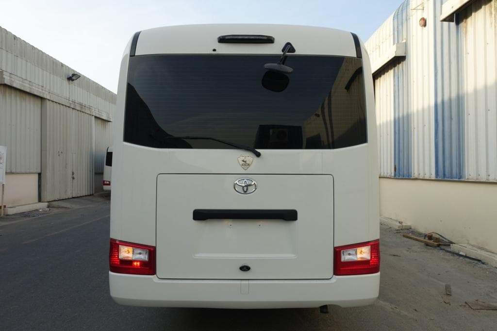 Toyota Coaster Bus BR6 مصفحة بمنظر خلفي مع الإضاءة