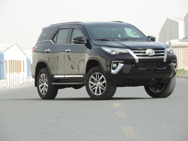 Toyota Fortuner مصفحة من الأمام بزاوية يسار