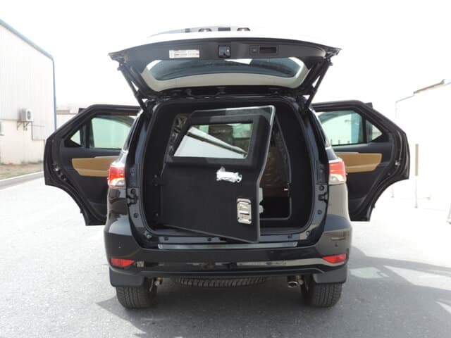 Toyota Fortuner مصفحة مع الصندوق والأبواب مفتوحة