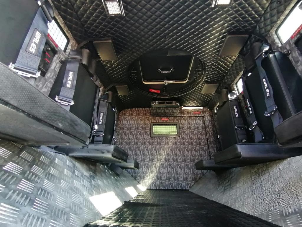 Toyota Hilux Troop Carrier blindé - vue arrière, sièges passagers, plancher intérieur