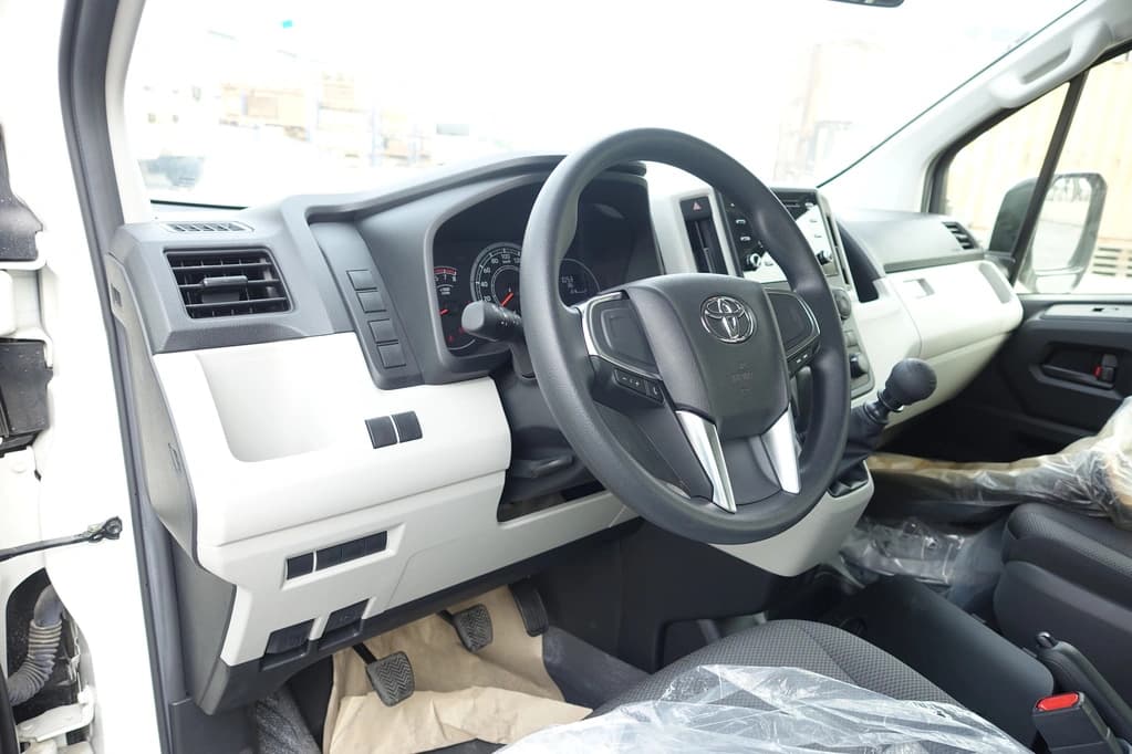 Toyota Hiace 3.5L بيضاء مصفحة بمنظر أمامي خارجي