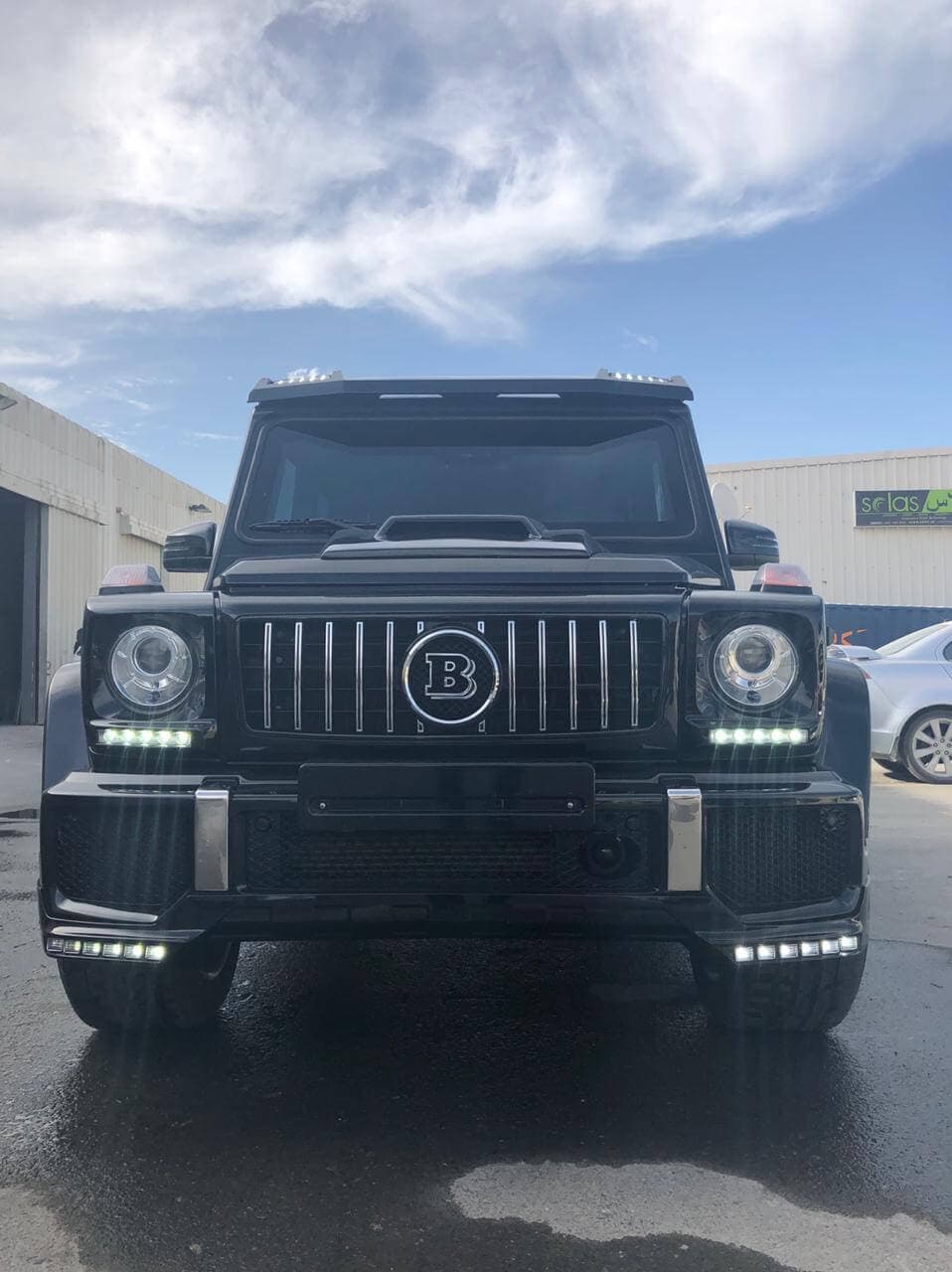 Mercedes-Benz G63 Brabus مصفحة بمنظر أمامي مع الإضاءة
